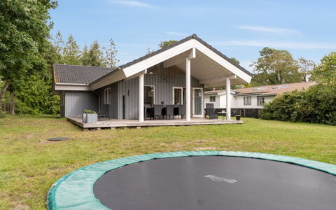 Keijo - 150M from the Sea: Toit, Domicile, Porte, Chalet, Ombre, Siding, Cour, Biens, Arrière-Cour