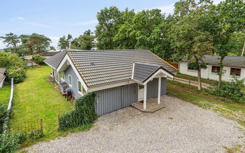 Keijo - 150M from the Sea: Toit, Domicile, Porte, Chalet, Ombre, Siding, Cour, Biens, Arrière-Cour