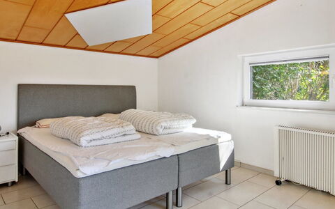 Nalin - 500M from the Sea: Design Intérieur, Meubles, Sol, Sol, Bois, Chambre, Lit, Plafond, Pièce, Literie