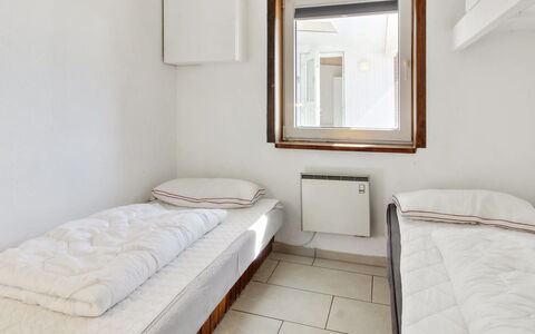 Nalin - 500M from the Sea: Lit, Chambre, Mur, Sol, Drap De Lit, Sol, Literie, Design Intérieur, Plafond, Cadre De Lit