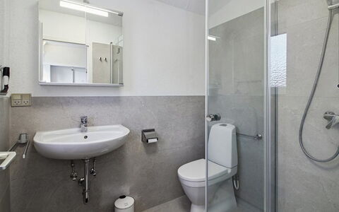 Nalin - 500M from the Sea: Mur, Sol, Design Intérieur, Salle De Bains, Luminaire Plomberie, Sol, Évier, Lavabo, Plafond, Toilette