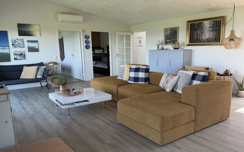 Berta - 70M to the Fjord: Meubles, Canapé, Design Intérieur, Sol, Sol, Salon, Bois, Appartement, Pièce