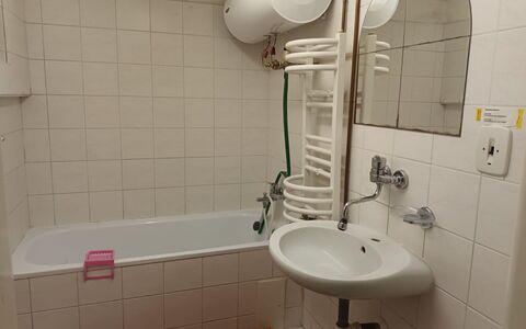 Na Stráži: Robinet, Luminaire Plomberie, Miroir, Évier, Lavabo, Propriété, Baignoire, Salle De Bains, Violet, Design Intérieur