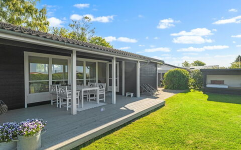 Iven - 140M from the Sea: Meubles, Design Intérieur, Sol, Bois, Sol, Plafond, Parquet, Chaise, Table, Éclairage