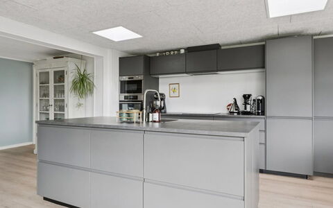 Byrial - 600M from the Sea: Cuisine, Sol, Cabinetry, Comptoir, Design Intérieur, Appareil De Cuisine, Plafond, Sol, Principaux Appliance, Meubles