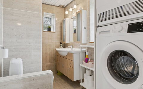 Byrial - 600M from the Sea: Sol, Design Intérieur, Sol, Bois, Machine À Laver, Armoire De Toilette, Plafond, Luminaire Plomberie, Évier, Principaux Appliance