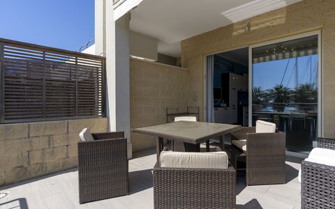 Blue Moon: Bâtiment, Propriété, Table, Ombre, Fenêtre, Chaise, Éclairage, Design Intérieur, Ciel, Sol