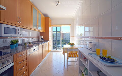 Sunny Beach Diamond: Comptoir, Cabinetry, Meubles, Cuisine, Évier, Appareil De Cuisine, Fenêtre, Cuisinière, Bois, Tiroir