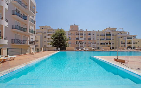 Sunny Beach Diamond: L'Eau, Ciel, Bâtiment, Piscine, Bleu Azur, Fenêtre, Design Urbain, Loisir, Maison, Aqua