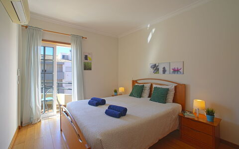 Sunny Beach Diamond: Meubles, Propriété, Confort, Fenêtre, Bleu Azur, Bâtiment, Bois, Ombre, Design Intérieur