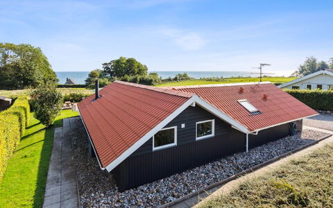 Algut - 75M from the Sea: Toit, Maison, Lot Terre, Domicile, Chalet, Biens, Batiments Jardin, Ombre, Cabane En Rondins, Aménagement Paysager