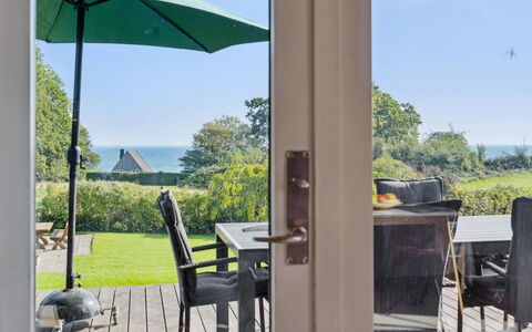 Algut - 75M from the Sea: Toit, Maison, Lot Terre, Domicile, Chalet, Biens, Batiments Jardin, Ombre, Cabane En Rondins, Aménagement Paysager