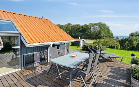 Algut - 75M from the Sea: Toit, Maison, Lot Terre, Domicile, Chalet, Biens, Batiments Jardin, Ombre, Cabane En Rondins, Aménagement Paysager
