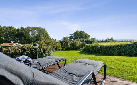 Algut - 75M from the Sea: Toit, Maison, Lot Terre, Domicile, Chalet, Biens, Batiments Jardin, Ombre, Cabane En Rondins, Aménagement Paysager