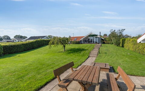 Algut - 75M from the Sea: Toit, Maison, Lot Terre, Domicile, Chalet, Biens, Batiments Jardin, Ombre, Cabane En Rondins, Aménagement Paysager