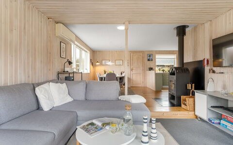 Eloise - 400M from the Sea: Bois, Sol, Sol, Canapé, Meubles, Design Intérieur, Salon, Pièce, Plafond, Domicile