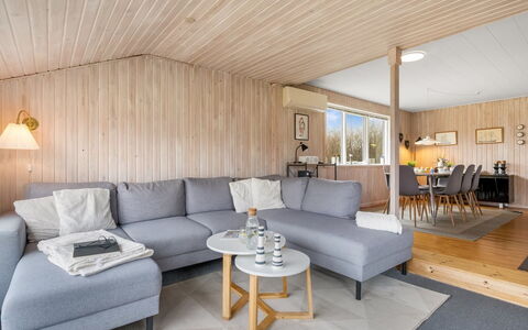 Eloise - 400M from the Sea: Sol, Bois, Design Intérieur, Canapé, Meubles, Sol, Salon, Plafond, Pièce, Domicile