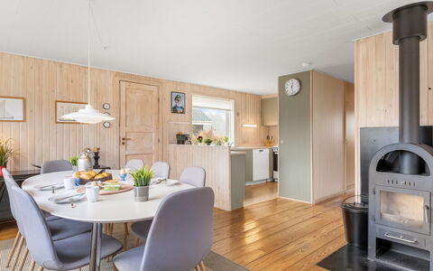Eloise - 400M from the Sea: Design Intérieur, Meubles, Sol, Bois, Sol, Plafond, Pièce, Table Cuisine Et Salle A Manger, Éclairage, Salon