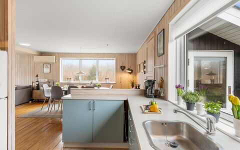 Eloise - 400M from the Sea: Cuisine, Comptoir, Appareil De Cuisine, Bois, Design Intérieur, Principaux Appliance, Meubles, Plafond, Sol, Cabinetry