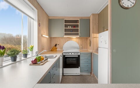 Eloise - 400M from the Sea: Cuisine, Appareil De Cuisine, Comptoir, Design Intérieur, Sol, Meubles, Principaux Appliance, Bois, Cabinetry, Plafond