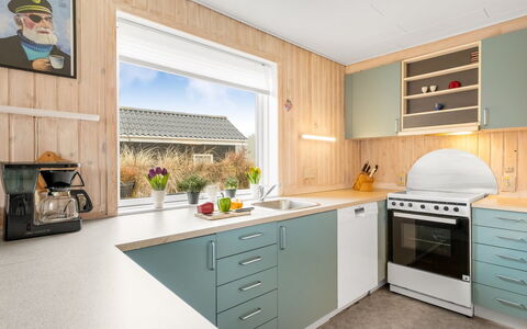 Eloise - 400M from the Sea: Cuisine, Bois, Design Intérieur, Sol, Comptoir, Appareil De Cuisine, Meubles, Plafond, Cabinetry, Principaux Appliance