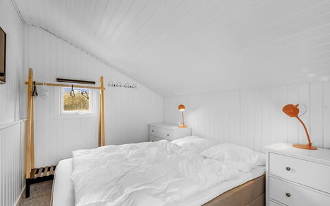 Eloise - 400M from the Sea: Bois, Plafond, Chambre, Sol, Design Intérieur, Sol, Lit, Éclairage, Literie, Drap De Lit