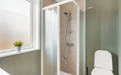Eloise - 400M from the Sea: Mur, Sol, Salle De Bains, Sol, Luminaire Plomberie, Design Intérieur, Toilette, Plafond, Plomberie, Siège De Toilette