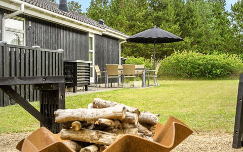 Rekke - 300M to the Fjord: Lot Terre, Jardin, Chalet, Pelouse, Arrière-Cour, Aménagement Paysager, Ombre, Cour, Mobilier De Jardin, Conception