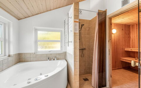 Rekke - 300M to the Fjord: Sol, Design Intérieur, Sol, Luminaire Plomberie, Plafond, Bois, Salle De Bains, Baignoire, Plomberie, Éclairage