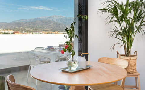 Maroma: Table, Meubles, Plante, Propriété, Chaise, Pot De Fleur, Ciel, L'Eau, Fleur, Design Intérieur