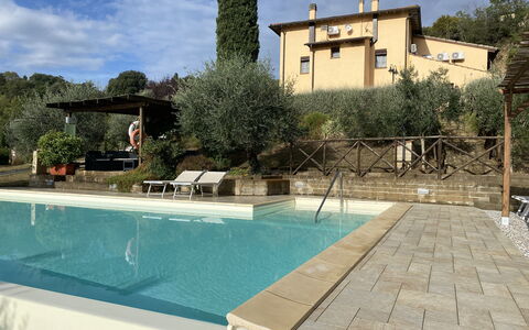 Villa Le Ripe - Gambassi Terme, Toscana: L'Eau, Ciel, Bâtiment, Nuage, Bleu Azur, Arbre, Piscine, Plante, Ombre, Zone Résidentielle