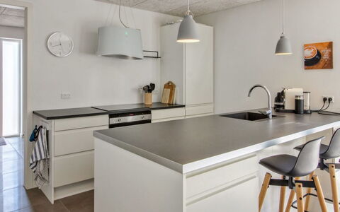 Razmo - 2.5Km from the Sea: Plafond, Sol, Design Intérieur, Sol, Composite, Meubles, Recours, Hôtel, Conception, Daylighting