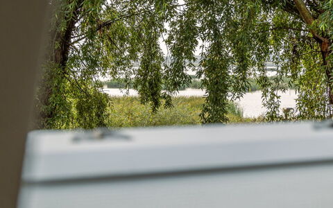 Arnora - 48Km from the Sea: Meubles, Design Intérieur, Sol, Bois, Sol, Plafond, Parquet, Chaise, Table, Éclairage