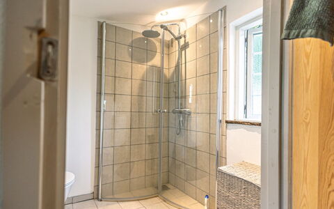 Arnora - 48Km from the Sea: Sol, Luminaire Plomberie, Sol, Salle De Bains, Design Intérieur, Plomberie, Plafond, Composite, Douche, Pièce