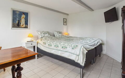 Arnora - 48Km from the Sea: Lit, Chambre, Meubles, Drap De Lit, Design Intérieur, Sol, Literie, Plafond, Pièce, Cadre De Lit