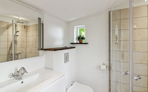 Arnora - 48Km from the Sea: Salle De Bains, Luminaire Plomberie, Design Intérieur, Sol, Lavabo, Évier, Robinet, Sol, Toilette, Baignoire