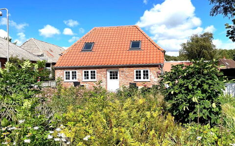 Arnora - 48Km from the Sea: Meubles, Design Intérieur, Sol, Bois, Sol, Plafond, Parquet, Chaise, Table, Éclairage