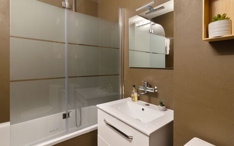 Davos 280: Salle De Bains, Luminaire Plomberie, Mur, Sol, Design Intérieur, Armoire De Toilette, Cabinetry, Sol, Lavabo, Miroir