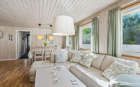 Viljo - 30Km from the Sea: Bois, Design Intérieur, Plafond, Meubles, Domicile, Sol, Canapé, Sol, Salon, Pièce