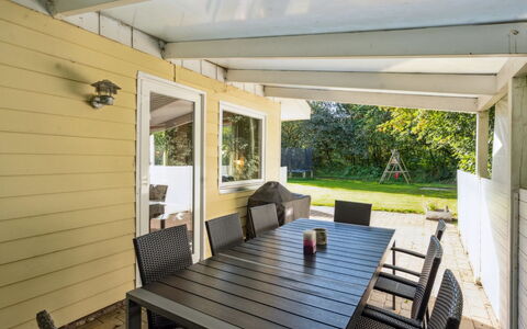 Viljo - 30Km from the Sea: Bois, Meubles, Porche, Plafond, Design Intérieur, Porte, Sol, Sol, Domicile, Ombre