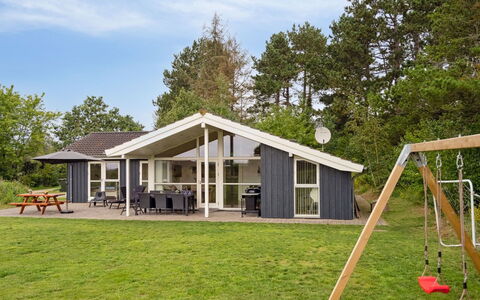 Thjodulf - 300M from the Sea: Domicile, Toit, Chalet, Biens, Pelouse, Batiments Jardin, Ombre, Aménagement Paysager, Ferme, Porche