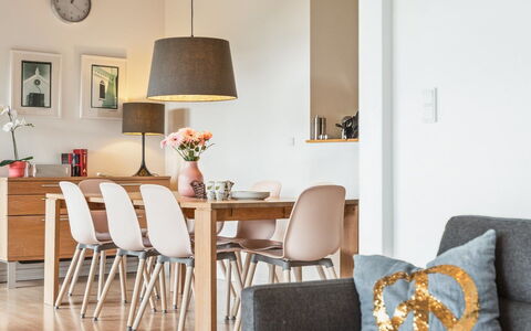 Thjodulf - 300M from the Sea: Meubles, Design Intérieur, Sol, Bois, Sol, Chaise, Table Cuisine Et Salle A Manger, Table, Pièce, Salle À Manger