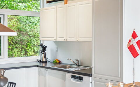 Thjodulf - 300M from the Sea: Cuisine, Appareil De Cuisine, Design Intérieur, Comptoir, Cabinetry, Meubles, Bois, Sol, Principaux Appliance, Placard
