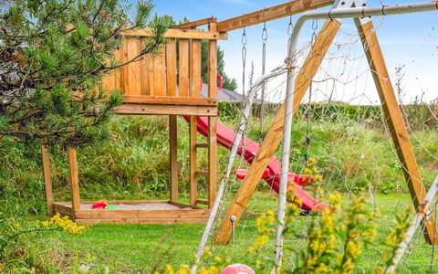 Thjodulf - 300M from the Sea: Équipement Extérieur Play, Toboggan, Jardin, Arrière-Cour, Échelle, Pelouse, Chute, Cour, Terrain De Jeux