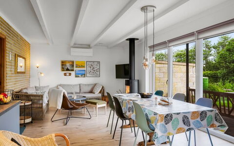 Othinkarl - 1Km from the Sea: Meubles, Design Intérieur, Chaise, Table, Sol, Bois, Plafond, Table Cuisine Et Salle A Manger, Sol, Salle À Manger