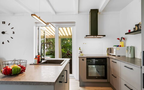 Othinkarl - 1Km from the Sea: Cuisine, Comptoir, Appareil De Cuisine, Design Intérieur, Meubles, Cabinetry, Bois, Principaux Appliance, Électroménager, Sol