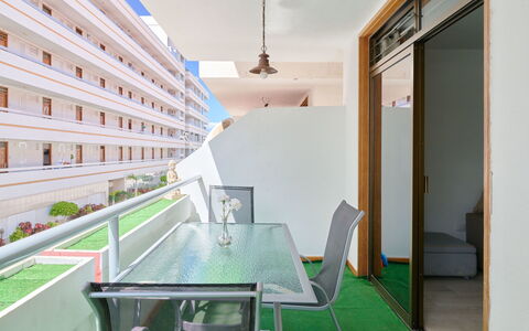 Altemar H3: Bâtiment, Propriété, Table, Fenêtre, Plante, Éclairage, Design Intérieur, Sol, Tennis De Table Raquette, Maison