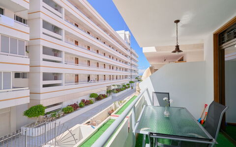 Altemar H3: Bâtiment, Fenêtre, Design Intérieur, Bois, Design Urbain, Sol, Condominium, Ombre, Façade, Chaise