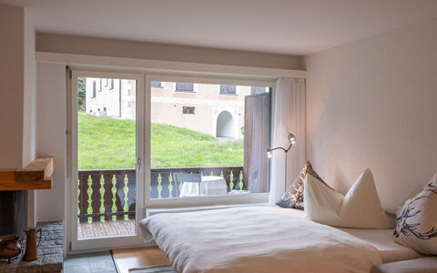 Pontresina 15: Meubles, Bâtiment, Confort, Fenêtre, Table, Bois, Textile, Ombre, Oreiller