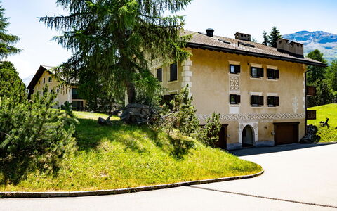 Pontresina 15: Bâtiment, Plante, Ciel, Fenêtre, Arbre, Maison, Lot Terre, Chalet, Quartier, Surface De La Route